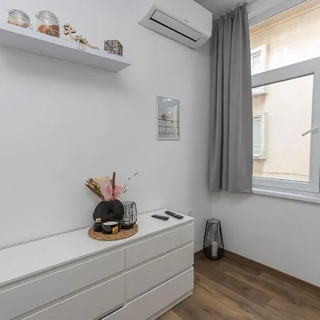 Apartament The House 1 *